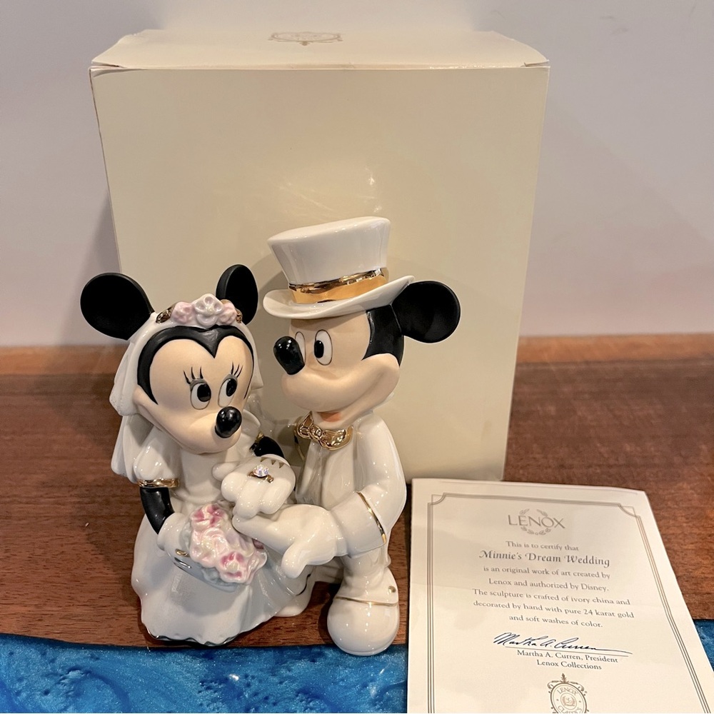 Lenox Disney's Showcase Minnie's Dream Wedding Cake Topper Figurine